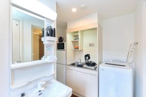 Una cocina blanca con fregadero y refrigerador. en le cocon Nakarokugo - Vacation STAY 17419v, en Tokio 10 fotos más