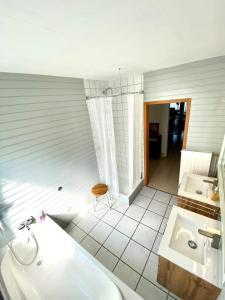 Ένα μπάνιο στο Ferienwohnung Blautalblick