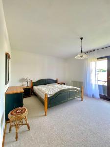 Ένα ή περισσότερα κρεβάτια σε δωμάτιο στο Ferienwohnung Blautalblick