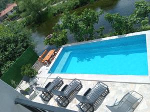 Bazén v ubytování Vinarija "Đelmo" apartments nebo v jeho okolí
