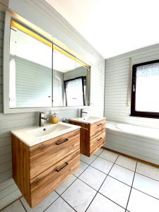 Ένα μπάνιο στο Ferienwohnung Blautalblick