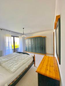 Ένα ή περισσότερα κρεβάτια σε δωμάτιο στο Ferienwohnung Blautalblick