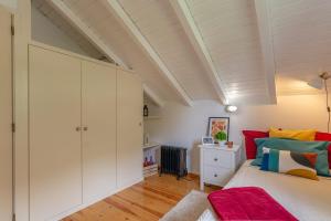 ein Zimmer mit einem Bett und einem weißen Schrank in der Unterkunft The Yellow Cottage Nature House São Vicente Madeira Island in São Vicente