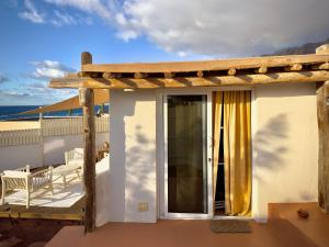 ein Balkon mit Blick auf das Meer in der Unterkunft Apartamento vintage en Playa Famara in Famara + 23 Fotos