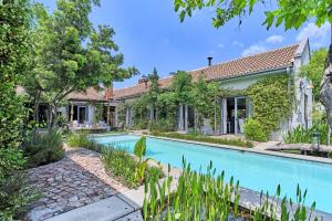 une piscine devant une maison dans l'établissement Veranda House Boutique Accommodation, à Midrand