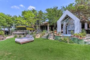 une cour arrière avec une tente et un lit dans l'herbe dans l'établissement Veranda House Boutique Accommodation, à Midrand