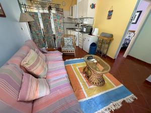 a living room with a couch and a kitchen at Villa Vau in Portimão