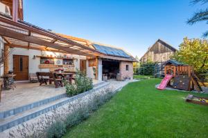 利普托斯基米库拉斯Apartmány Bobrík的一个带桌子和游乐场的后院