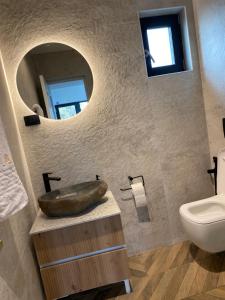 un baño con lavabo y espejo en EleS Chalet, en Brebu