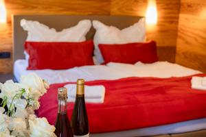 Ένα ή περισσότερα κρεβάτια σε δωμάτιο στο Berghaus Stuben Arlberg mit Sauna Panoramablick und Nähe zur Piste