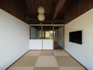 an empty room with a sliding glass door and a television at umieru - Vacation STAY 50097v in Taiza
