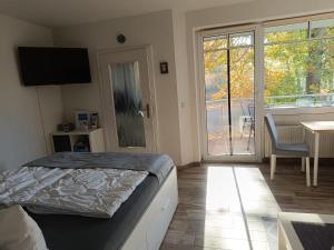 Ostseeoase Zinnowitz - Whg 23 في زينوويتز: غرفة نوم بها سرير وباب زجاجي منزلق