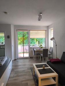 Ostseeoase Zinnowitz - Whg 23 في زينوويتز: غرفة معيشة بها أريكة وطاولة