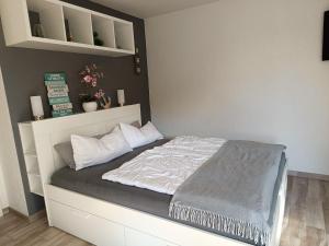 Ostseeoase Zinnowitz - Whg 23 في زينوويتز: غرفة نوم مع سرير مع بطانية رمادية عليه +28 صورة