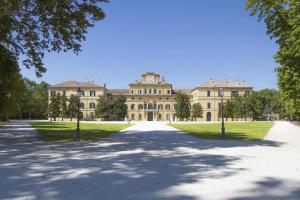 una gran mansión con una gran entrada en NH Parma, en Parma