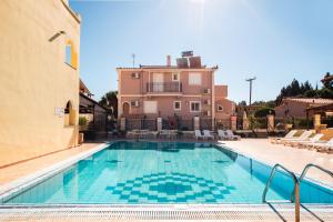 une piscine devant un bâtiment dans l'établissement Solena Studios Kavos, à Kavos 40 autres photos