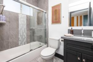 Vannituba majutusasutuses Spacious Luxury Villas in the heart of LA! Free parking and Jacuzzi +90 fotot