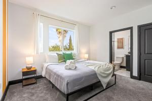 Voodi või voodid majutusasutuse Spacious Luxury Villas in the heart of LA! Free parking and Jacuzzi toas