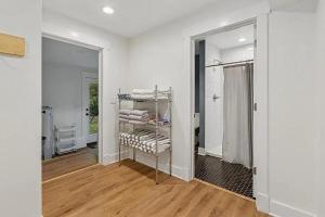 Photo de la galerie de l'établissement Towering Oaks Cottage, à Union Pier 27 autres photos