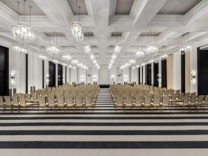 een lege collegezaal met stoelen en kroonluchters bij Fairmont La Marina Rabat Sale Hotel in Rabat +272 foto's