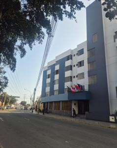 un edificio azul al costado de una calle en Hotel Naciones Unidas, en Lima