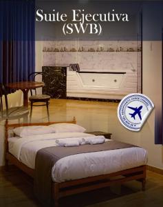 Un dormitorio con una cama con un cartel en la pared. en Hotel Naciones Unidas, en Lima