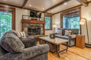 ein Wohnzimmer mit zwei Sofas und einem Kamin in der Unterkunft Cedar Crest - Owl Cottage 9 in Homewood