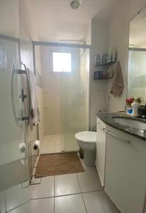 une salle de bains avec douche, toilettes et lavabo dans l'établissement Por do Sol, conforto e praticidade na COP 30-Batista Campos, à Belém 33 autres photos