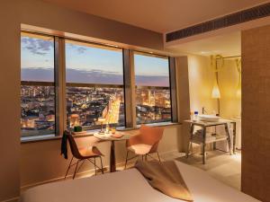 une chambre d'hôtel avec vue sur la ville dans l'établissement Too Hotel & Spa Paris - MGallery Collection, à Paris