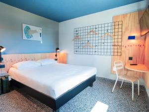 a bedroom with a bed and a table and a chair at Greet hôtel Montpellier Aéroport Parc des Expos in Mauguio +102 photos