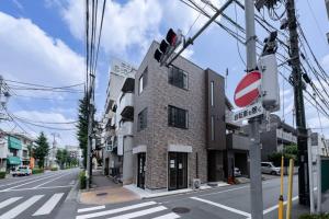 un bâtiment au coin d'une rue dans l'établissement Musashino - House - Vacation STAY 20327, à Musashino