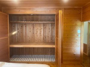 een sauna met houten lambrisering en een houten wand bij CocoKaidakogen - Vacation STAY 54032v in Yoriaido