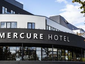 那慕尔Mercure Namur Hotel的一栋建筑，上面写着“至尊酒店”