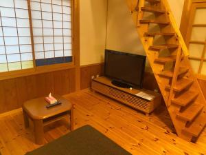 een woonkamer met een trap en een televisie bij CocoKaidakogen - Vacation STAY 54032v in Yoriaido