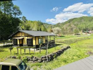 een geel huis met een auto ervoor geparkeerd bij CocoKaidakogen - Vacation STAY 54032v in Yoriaido