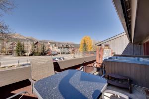 Nespecifikovaný výhled na hory nebo výhled na hory při pohledu z prázdninového domu