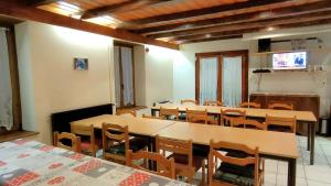 ビュッサンにあるGîte de La Hutte à 2 km des pistes de skiのテーブルと椅子、テレビが備わる客室です。