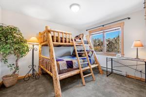 Postel nebo postele na pokoji v ubytování Mainridge D by Ski Country Resorts