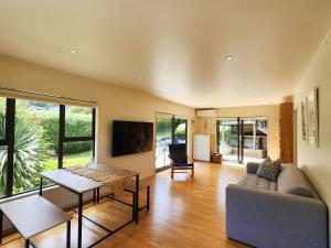 TV a/nebo společenská místnost v ubytování Cathedral Cove Escape Hahei