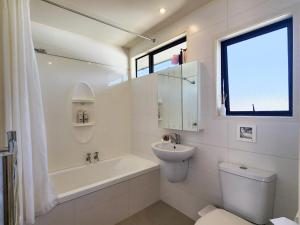 Koupelna v ubytování Cathedral Cove Escape Hahei + 30 fotografií