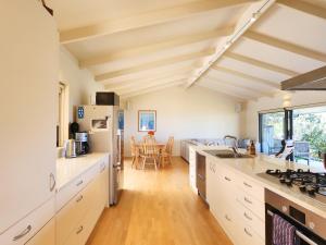 Kuchyň nebo kuchyňský kout v ubytování Cathedral Cove Escape Hahei