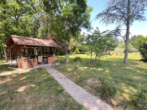 a garden with a pavilion in a park at La petite chambre in Mosnay