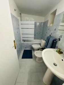 Baño blanco con 2 aseos y lavamanos en La Cabane du Soleil, en Beausoleil 22 fotos más