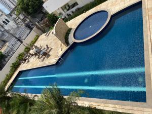 - une vue sur la grande piscine bleue dans l'établissement Por do Sol, conforto e praticidade na COP 30-Batista Campos, à Belém