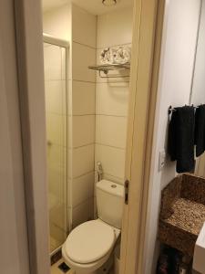 Un pequeño baño con inodoro y ducha. en Flat 519, en Macaé
