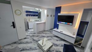 Kuchyň nebo kuchyňský kout v ubytování Condominio AZUL RICAURTE Apartamento con 4 piscinas