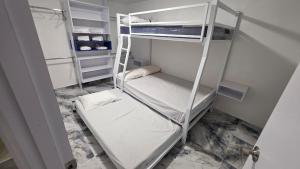 Postel nebo postele na pokoji v ubytování Condominio AZUL RICAURTE Apartamento con 4 piscinas + 15 fotografií