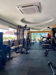 une salle de sport avec de nombreux tapis roulants et machines dans l'établissement Por do Sol, conforto e praticidade na COP 30-Batista Campos, à Belém