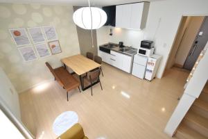a kitchen and dining room with a table and chairs at Kapalua East-Kapalua West - Vacation STAY 20388 in Tokyo +16 photos
