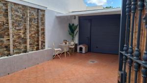 PegalajarにあるLos Rosales de la Charcaのドア、テーブル、椅子が備わる部屋